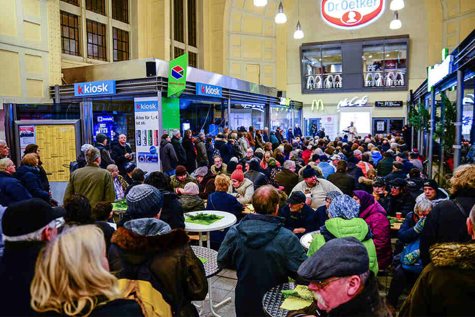 Hunderte Obdachlose und Hilfsbedürftige versammelten sich zum gemeinsamen Weihnachtsfest in der Bahnhofshalle.