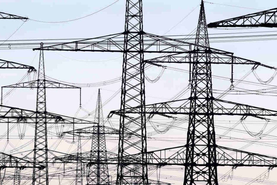Starkstrommasten nahe dem Kernkraftwerk Grafenrheinfeld. Die Wirtschaft warnt vor Unterversorgung mit Strom in Bayern.