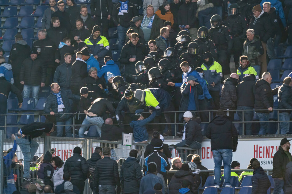 Beim Spiel des 1. FC Magdeburg gegen Hannover 96 versuchten einige Hannover-Fans, in den gegnerischen Fanblock einzudringen.