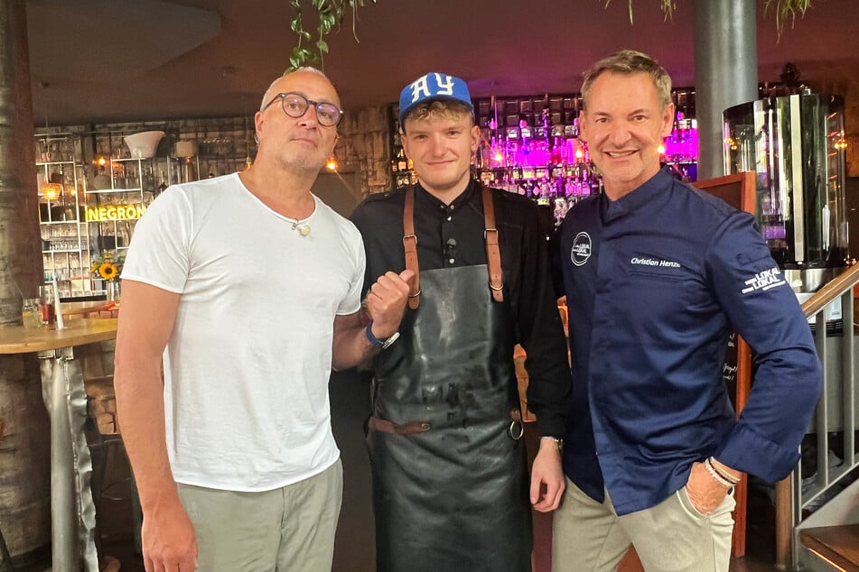 Profikoch Christian Henze (56, r.) besuchte Robert Krauß (55, l.) und seinen Küchenchef Leon Schulze (24, M.) im "HUWA" in Leipzig.