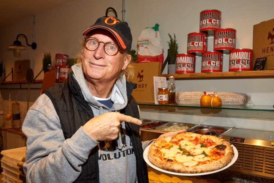 Jetzt schon ein Fan der Schweiger-Pizza: Komiker Otto Waalkes.