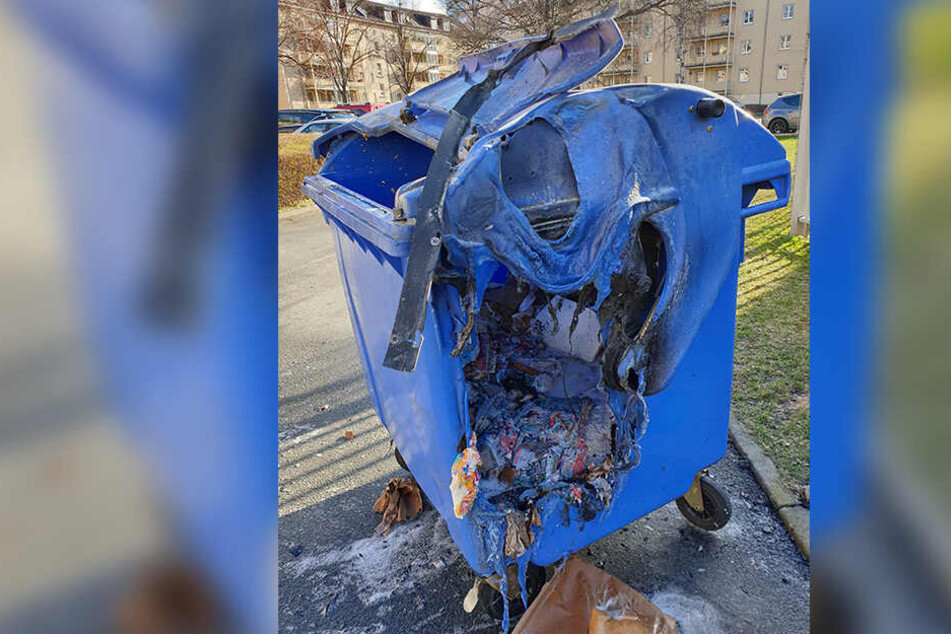 Mehrere Container wurden durch das Feuer beschädigt.