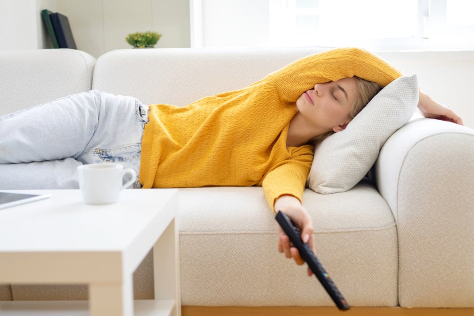 Das passiert, wenn Ihr vor dem Fernseher einschlaft