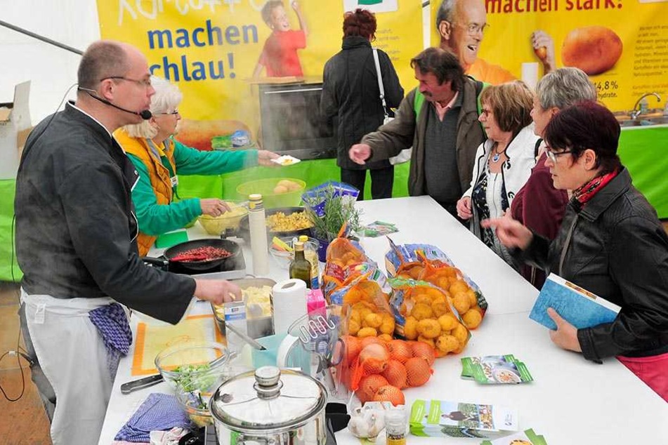 Koch Stefan Hoffmann (44) zeigt beim Schaukochen verschiedene Gerichte aus Kartoffeln, die anschließend von den Besuchern verkostet werden können.