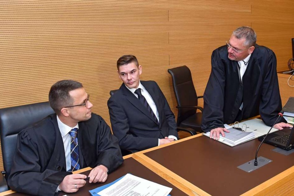Der Angeklagte Daniel Zabel mit seinen Anwälten Frank Hannig (rechts) und Ronald Mayer (blauer Schlips).