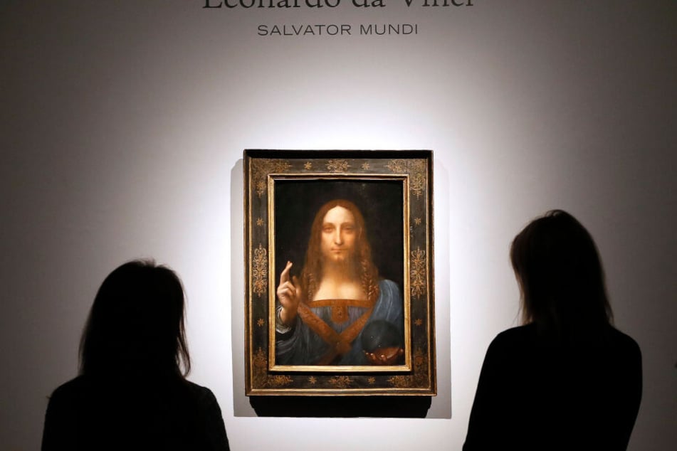 Besucher stehen vor Leonardo da Vincis Gemälde "Salvator Mundi" im Auktionshaus Christie's.