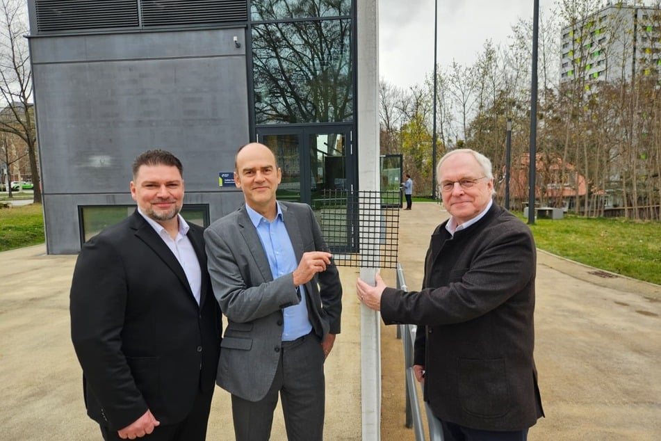 Dünne Wände aus dem umweltschonenden Baustoff der Zukunft: Im weltweit ersten Carbonbeton-Haus in Dresden gaben Matthias Tietze (47, K&amp;T, v.l.), TU-Massivbau-Institutsleiter Steffen Marx (56) und TU-Professor Manfred Curbach (69) den Startschuss für das Fabrik-Projekt in Leipzig.