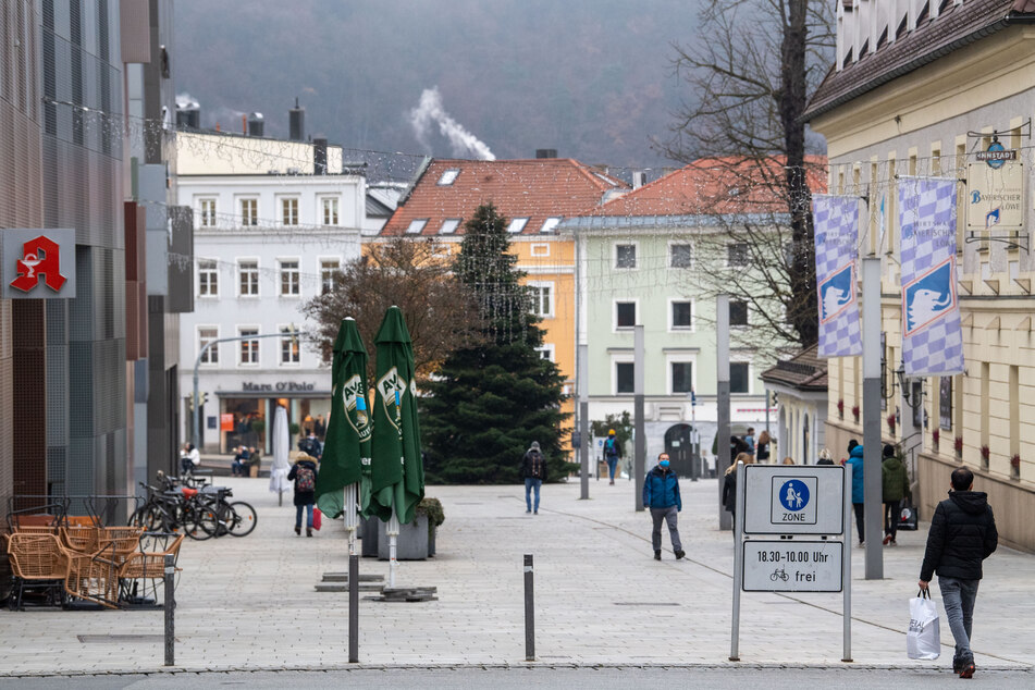 Nur wenige Menschen sind in der Fußgängerzone von Passau unterwegs.