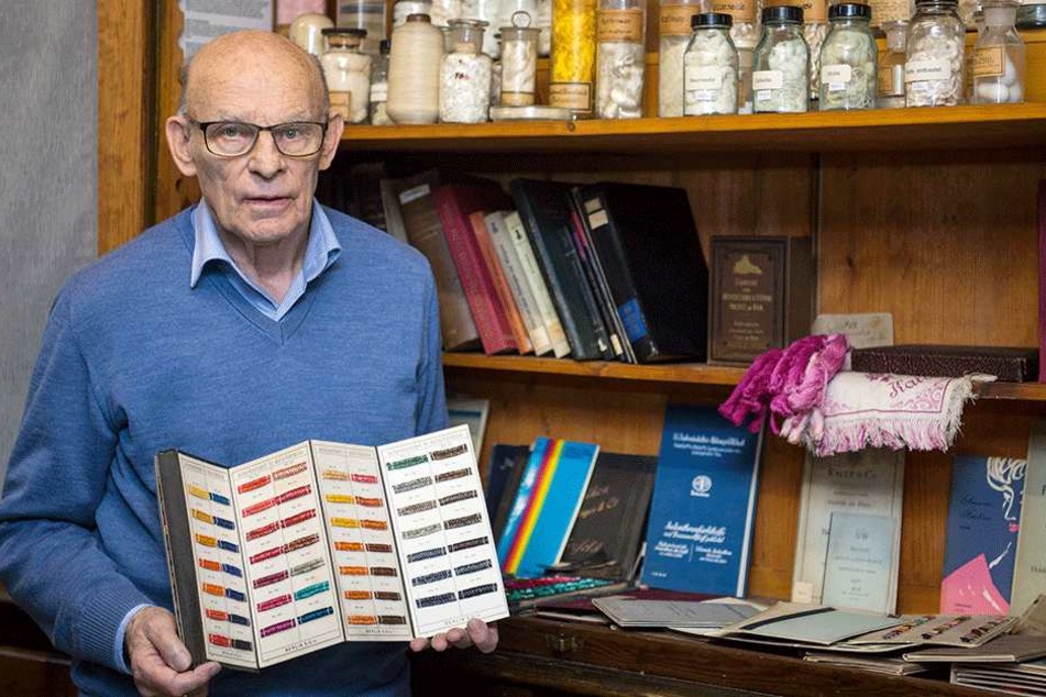 Professor Horst Hartmann (80) hütet die Schätze der Dresdner Farbensammlung.