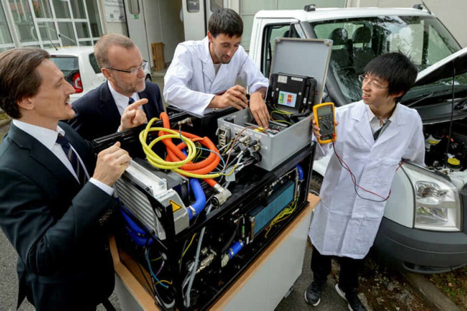 Thomas von Unwerth, Thomas Melczer, Martin Uhlmann und Qiang Wang (v.l.) mit einem Proton-Brennstoffzellensystem.