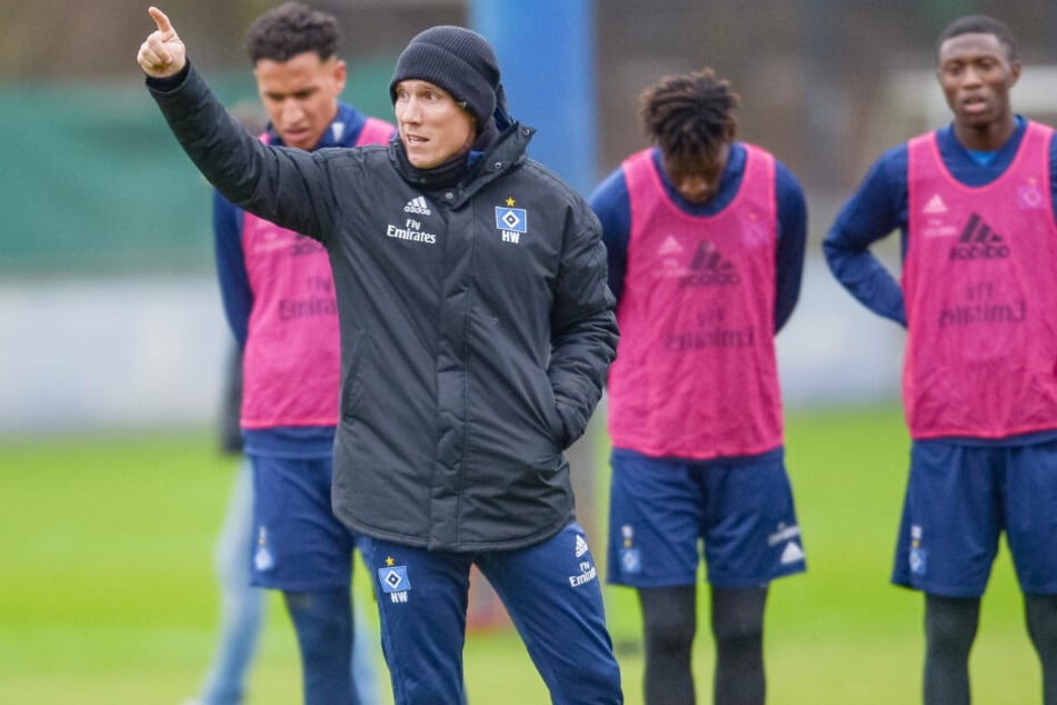 Tauscht das Hamburger Schietwetter gegen spanische Sonne: Trainer Hannes Wolf bereitet den HSV in La Manga auf die Fortsetzung der Rückrunde der 2. Fußball-Bundesliga vor.