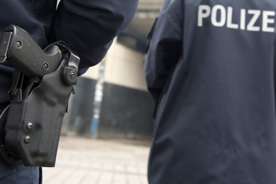 Die Polizei ist auf der Suche nach dem flüchtigen Täter. (Symbolbild)