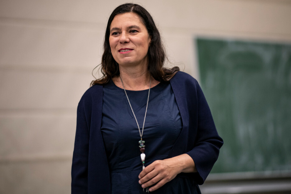 Bildungssenatorin Sandra Scheeres (50, SPD) will insgesamt 50 Millionen Euro in die Sanierung der Berliner Schulhöfe stecken.