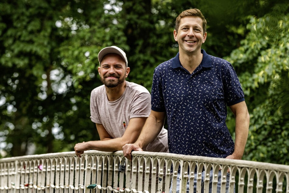 Komödien-Intendant Christian Kühn (41, l.) und Hauptdarsteller William Danne (39, r.) im Großen Garten.