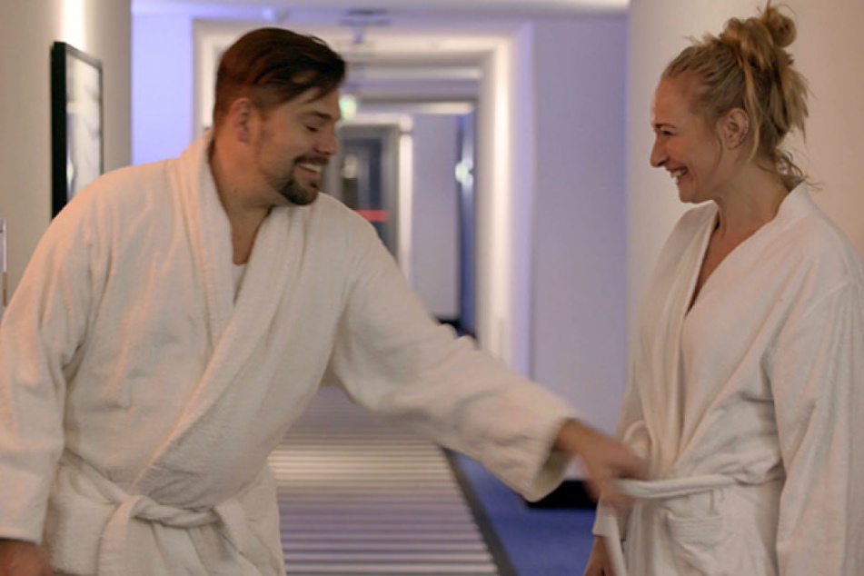 Auf der Seminar-Reise wird die Stimmung zwischen Maren und Leon plötzlich sehr prickelnd.