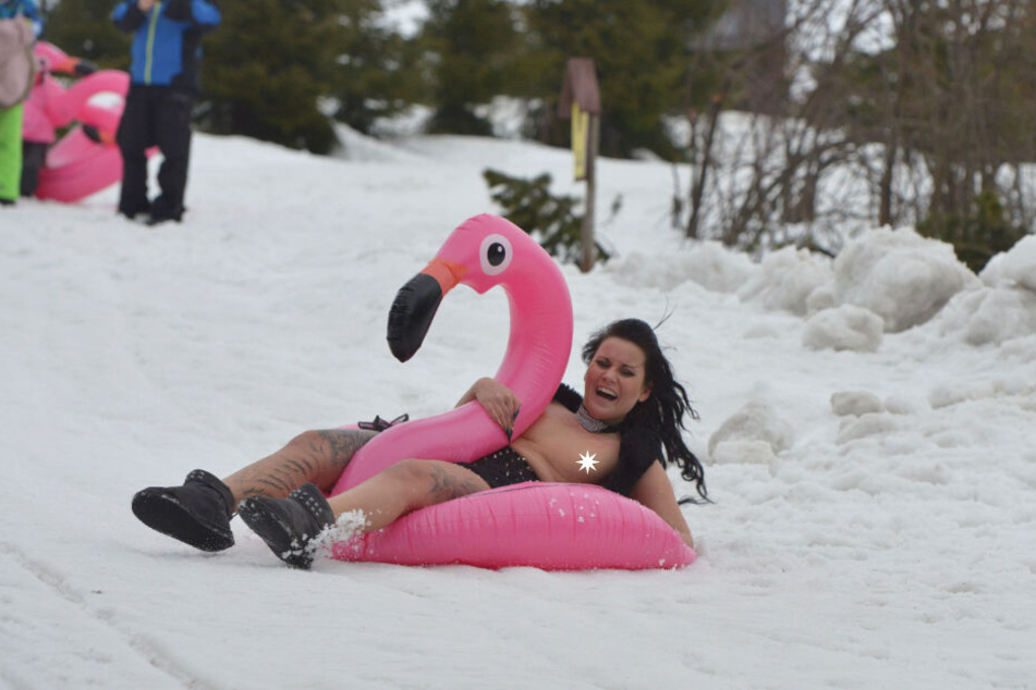 Mit blankem Busen und Flamingo talwärts - am Fichtelberg ist die nächste Nackt-Rodel-Party geplant.