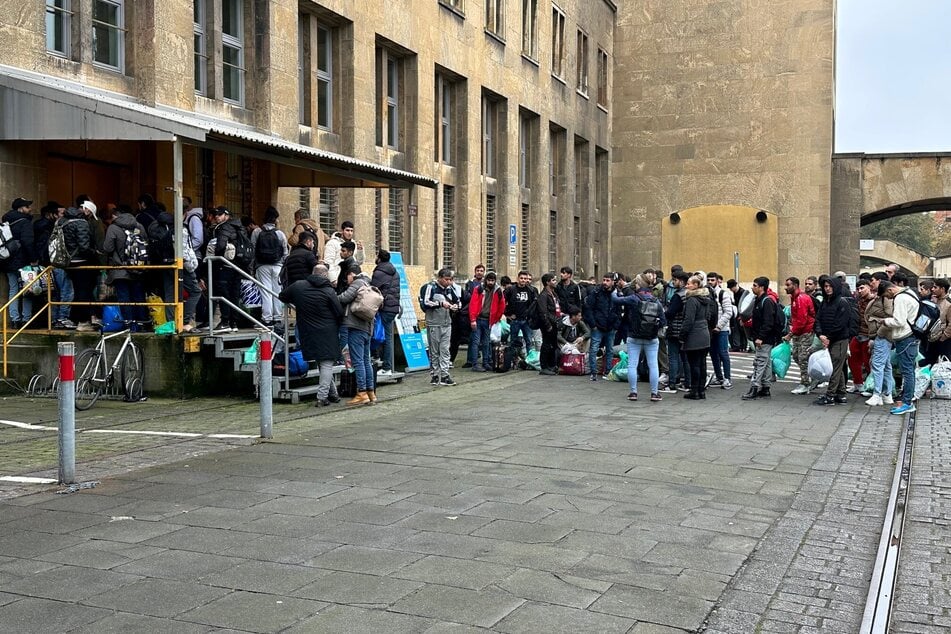 In Notunterkünften wie Tempelhof leben Tausende Menschen.