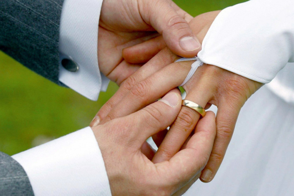 Bei der Trauung streift der Bräutigam der Braut einen Ehering über den Ringfinger. In Berlin weichen viele Heiratswillige schon jetzt auf das zweite Halbjahr 2021 aus. (Symbolfoto)