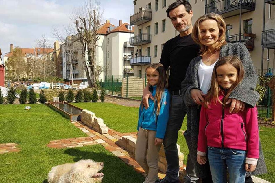 Kay Middendorf (45) mit Frau Tanja (37) und den Töchtern Mia (9), Maia (8) und Familienhund Mo im Garten. 