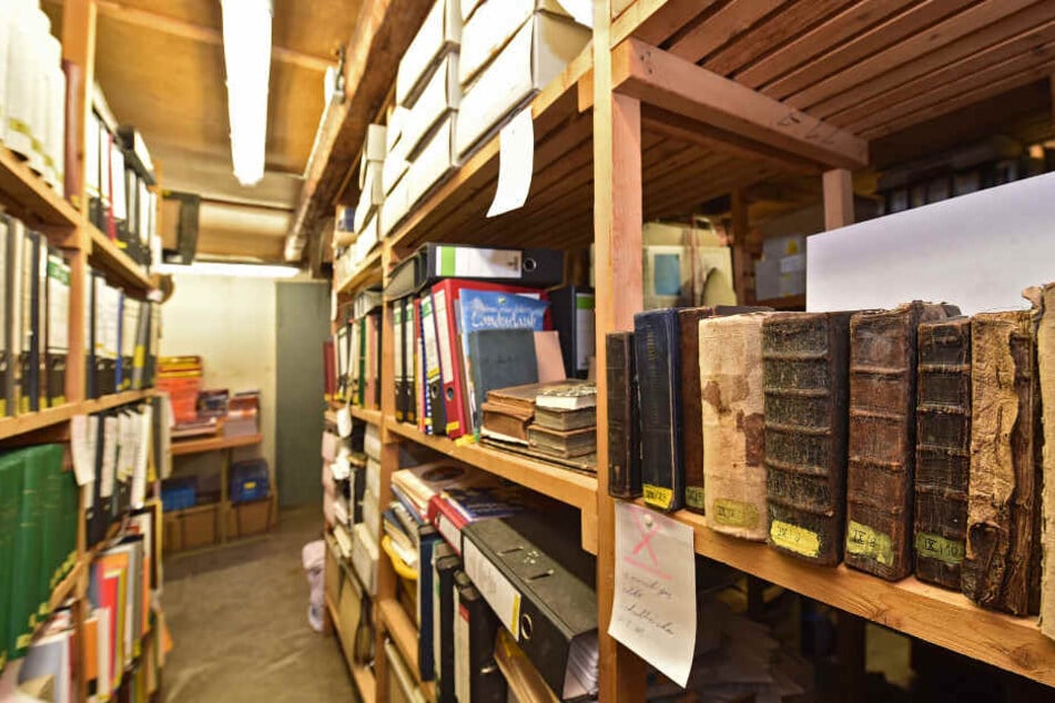 Zwischen Akten und anderen Büchern wurden die Werke entdeckt.