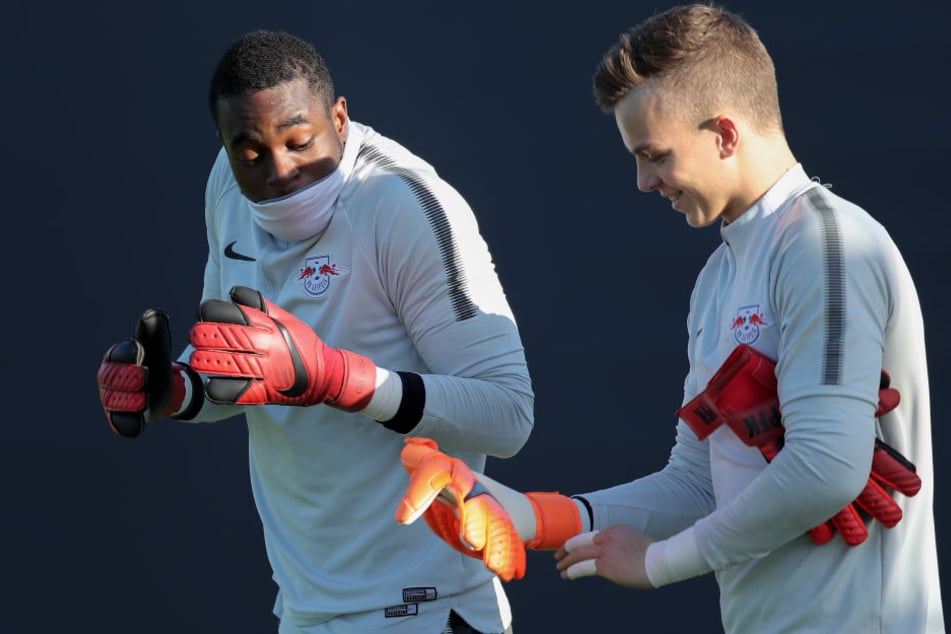 Philipp Köhn (20, r., neben Teamkollege Yvon Mvogo) wird zu Red Bull Salzburg wechseln.