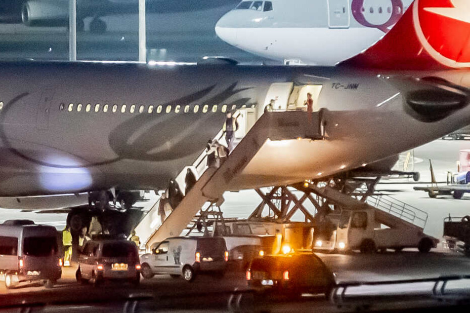 Aus der Türkei abgeschoben Personen werden am Flughafen Tegel von der Polizei in Empfang genommen.
