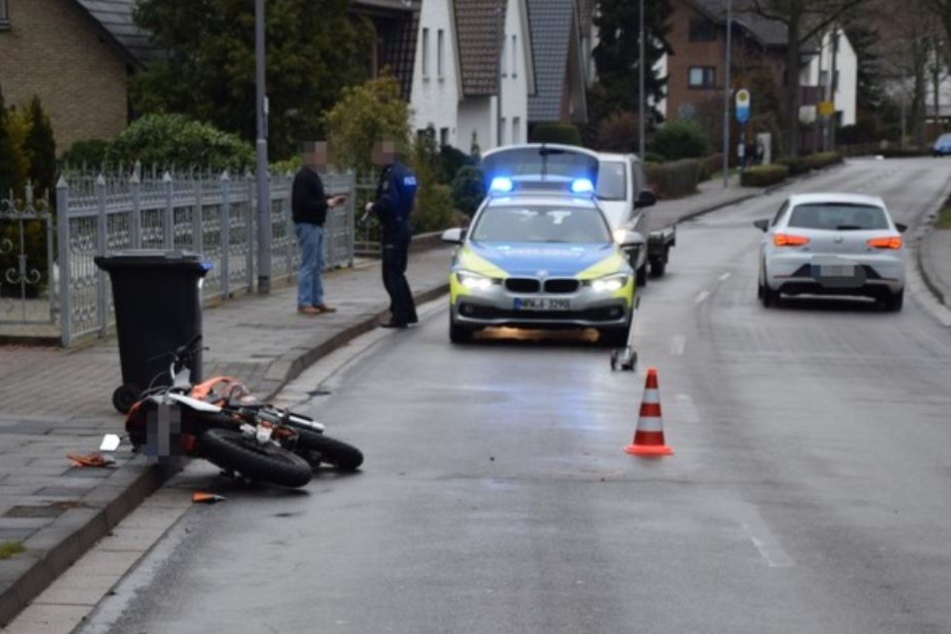 Der Roller-Fahrer krachte in den VW und stürzte schwer.