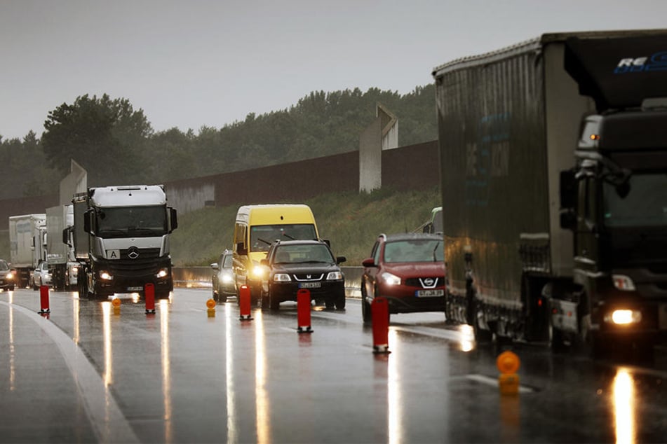 Der Verkehr wurde einspurig an der Unfallstelle vorbeigeleitet.