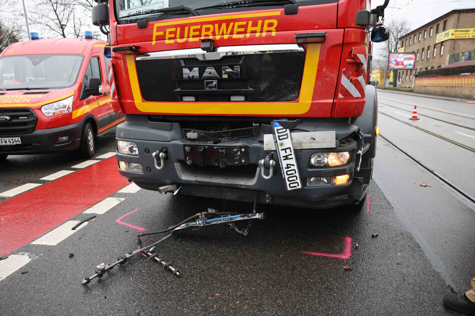 Das Straßenreinigungsfahrzeug der Feuerwehr war zum Unfallzeitpunkt mit Blaulicht und Martinshorn unterwegs.