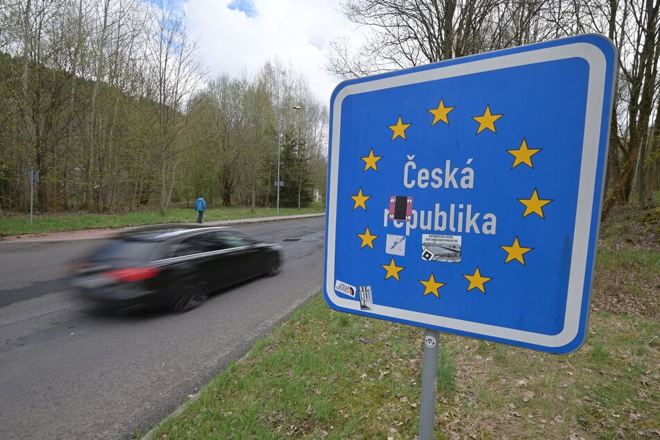 Immer wieder werden Jugendliche an der deutsch-tschechischen Grenze mit illegalen Böllern erwischt: Diesmal schnappte die Polizei zwei Teenager (16, 17) in Olbernhau. (Symbolbild)