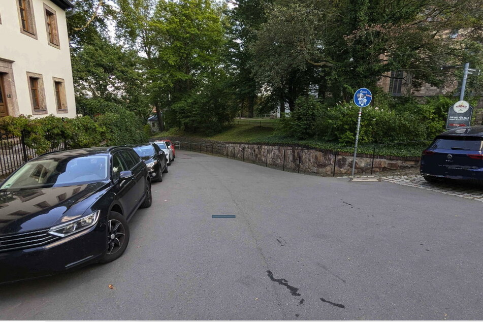 Der Fußweg an der Straße Schloßberg wird oftmals von Falschparkern blockiert.