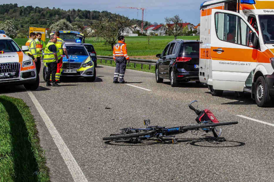 Der Fahrradfahrer wollte, von einem Feldweg kommend, die B295 bei Simmozheim überqueren und wurde dabei von einem Auto erfasst.