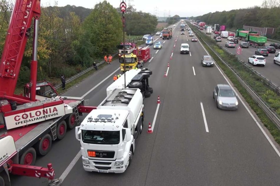 Mit Heizöl beladener Lkw kippt um: Chaos auf Autobahn