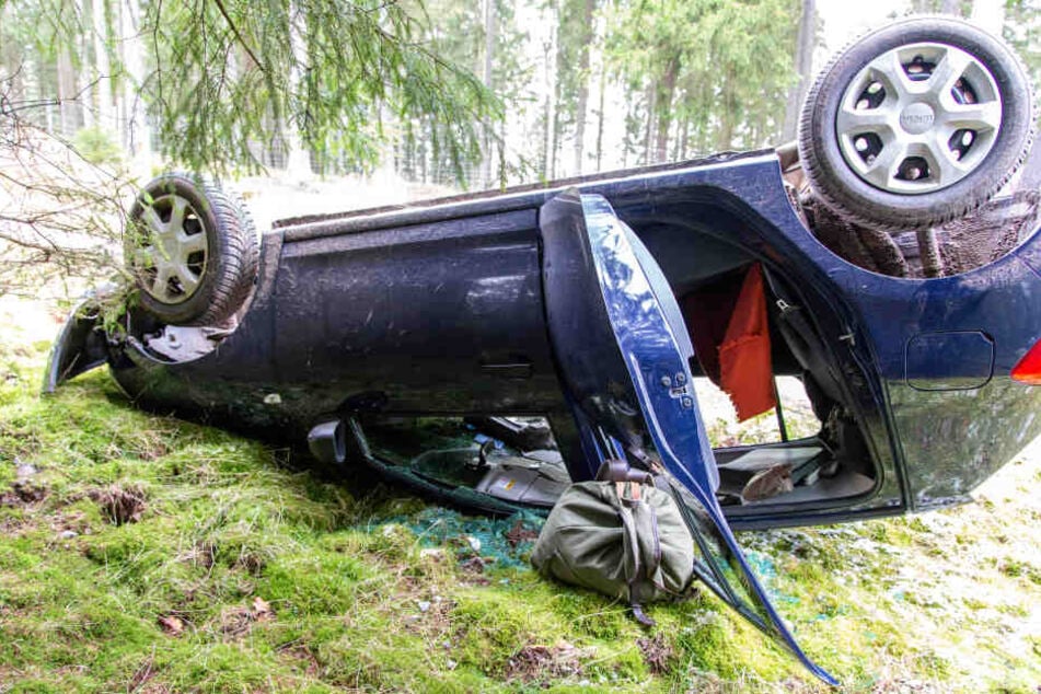 Jäger kommt mitten in Wald von Straße ab, Retter finden Unfallstelle nur schwer