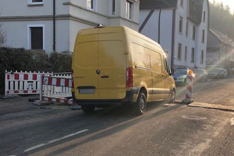 Bei der Überfahrt sackte der Transportfahrer dann ab.