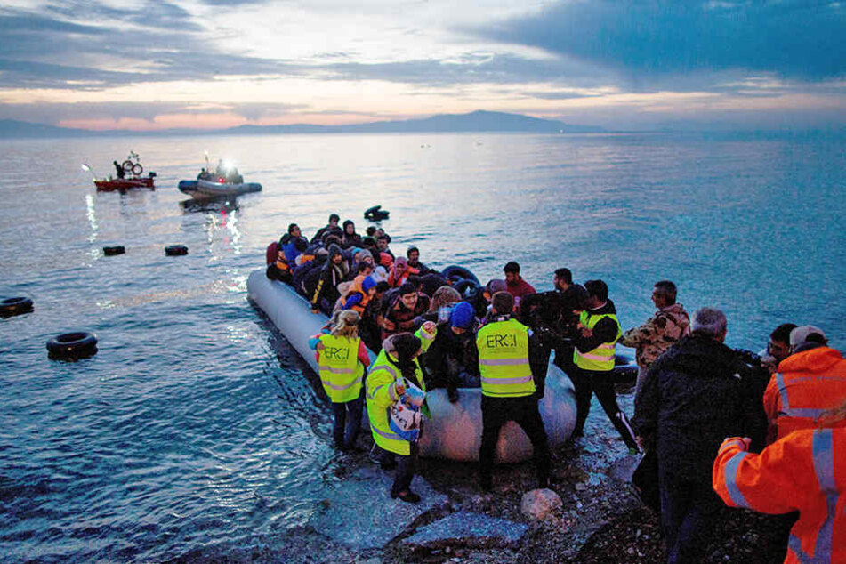 Flüchtlinge kommen am 15.04.2018 in einem Schlauchboot aus der Türkei in der Nähe der griechischen Hafenstadt Mytilini an.