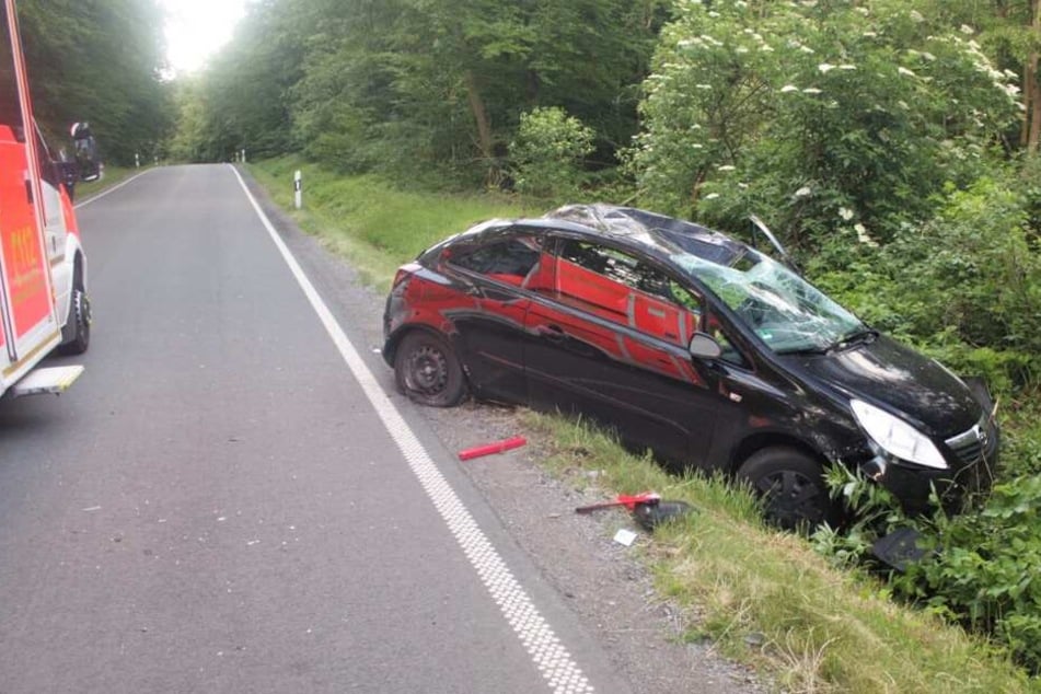 Alleine im Auto unterwegs: 17-Jährige überschlägt sich auf Landstraße