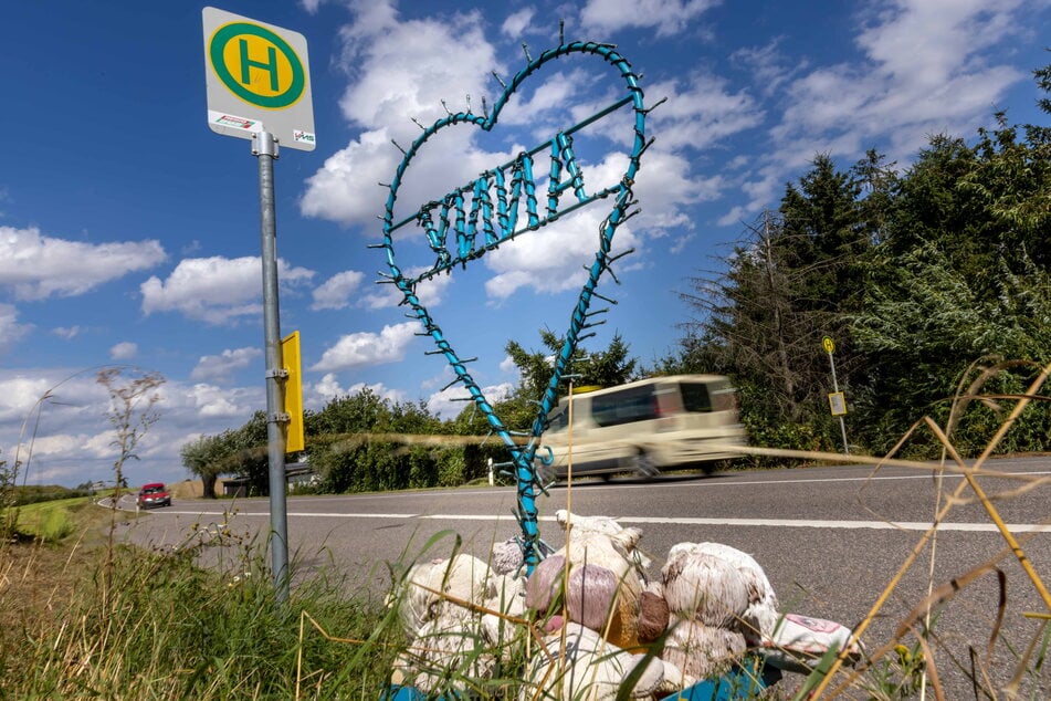 Eine kleine Gedenkstätte erinnert am Straßenrand an die Elfjährige.