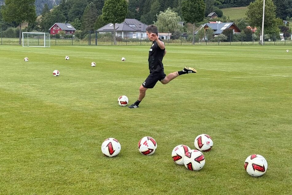 Dynamo-Chefcoach Thomas Stamm (43) nahm bei der Übung die Position des Vorlagengebers ein.