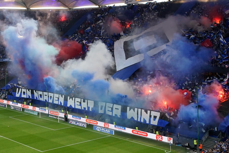 Unter dem Motto "Von Norden weht der Wind" präsentierten die HSV-Fans vor dem Anpfiff eine Riesenchoreo,