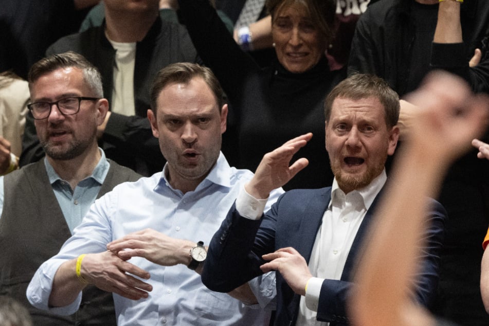 Wirtschaftsminister Martin Dulig (50, SPD, v.l.), CDU-Generalsekretär Alexander Dierks (36) und MP Michael Kretschmer (48, CDU) feuern die Niners an.