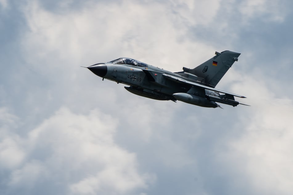 So ein Panavia 200 Tornado flog am Mittwoch an den Schrammsteinen vorbei. (Archivbild)