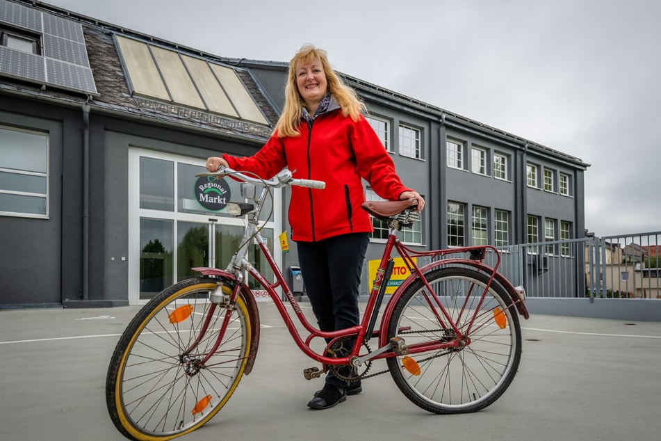 Katrin Dechant vor dem ehemaligen Verwaltungssitz in Oederan mit einem Diamant-Fahrrad.