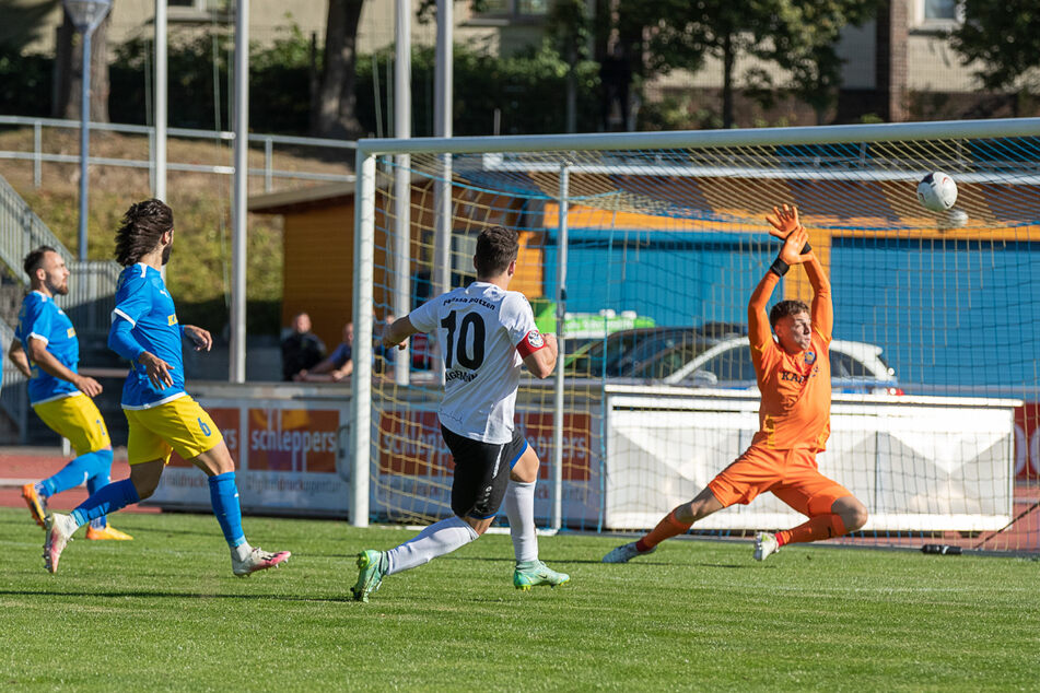 So fiel das 2:0! Budissas Tom Hagemann nagelte den Ball unter die Latte, Lok-Keeper Jannes Tasche war machtlos.