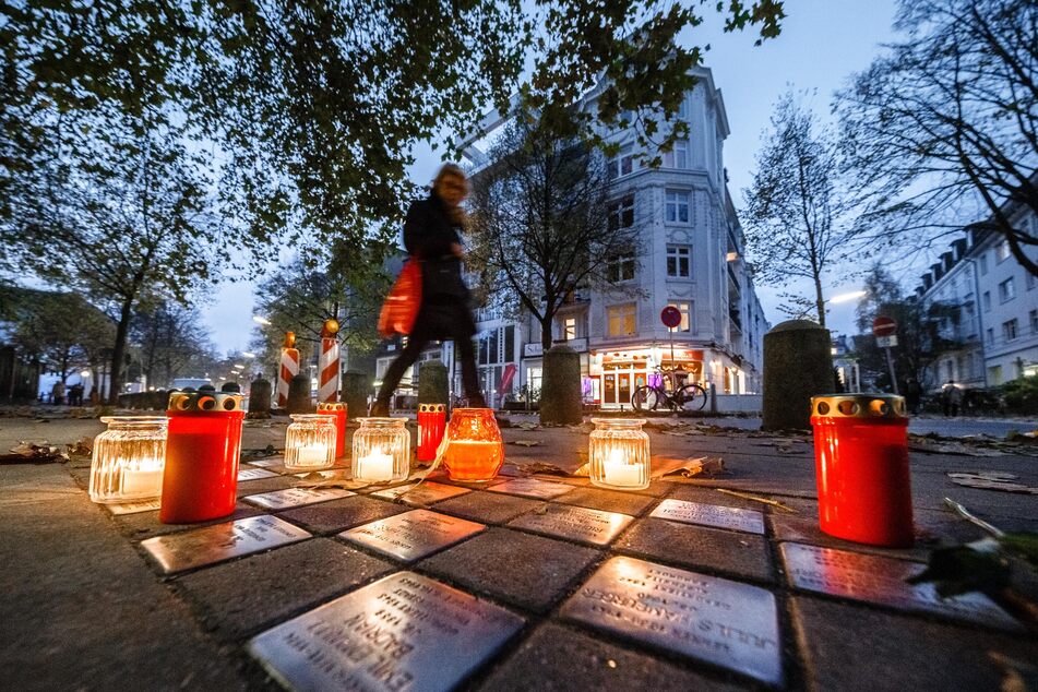 Anwohner haben im Grindel-Viertel Kerzen an den Stolpersteinen aufgestellt.