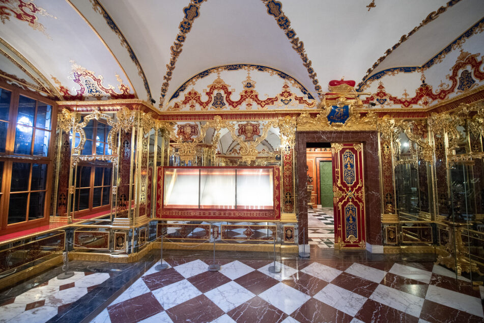 Die beim Einbruch beschädigte Vitrine im Juwelenzimmer im Historischen Grünen Gewölbe im Dresdner Schloss der Staatlichen Kunstsammlungen Dresden (SKD).