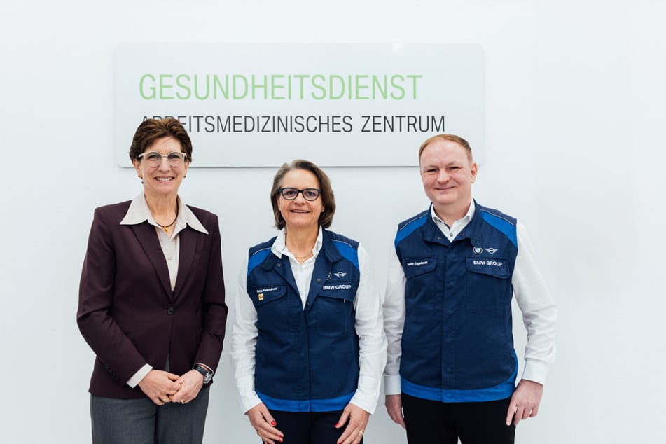 (V.l.n.r.) Ilka Horstmeier, Petra Peterhänsel und Dr. Guido Engelhardt posieren vor dem neuen medizinischen Zentrum.