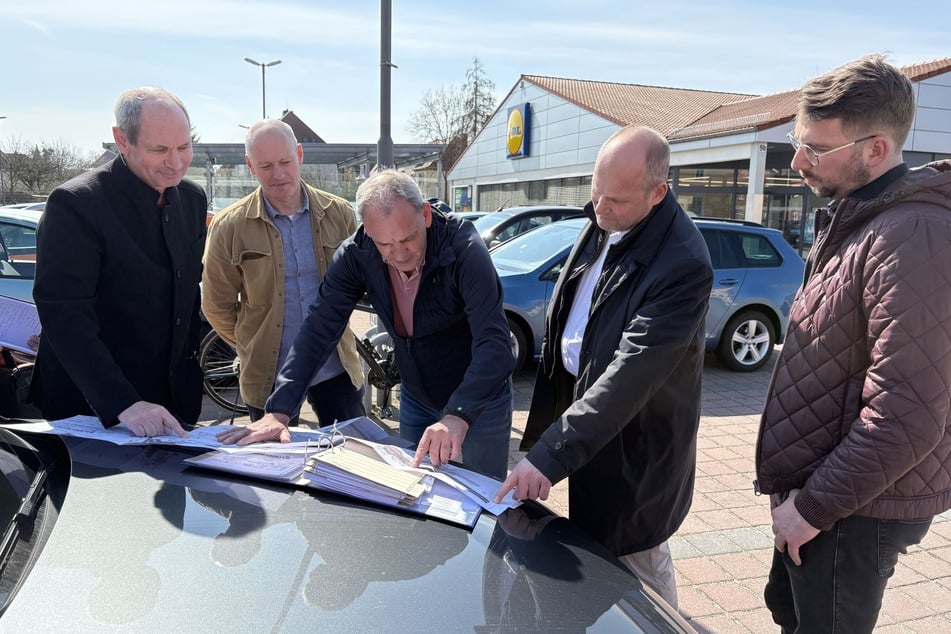 Bevor es losging, wurden die Köpfe zusammengesteckt (v.l.n.r.): Heiko Trinks, René Gerullis und Steffen Sonnekalb von der Niederlassung Leipzig des LASuV sowie Torgaus Oberbürgermeister Henrik Simon und Baudezernent Richard Seidlitz.