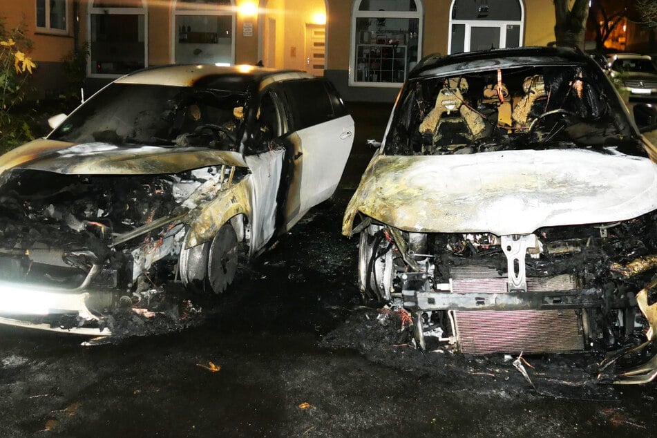 In der Herkulesstraße in Kassel brannten am Samstagabend zwei Autos komplett aus, die Kriminalpolizei sucht Zeugen!