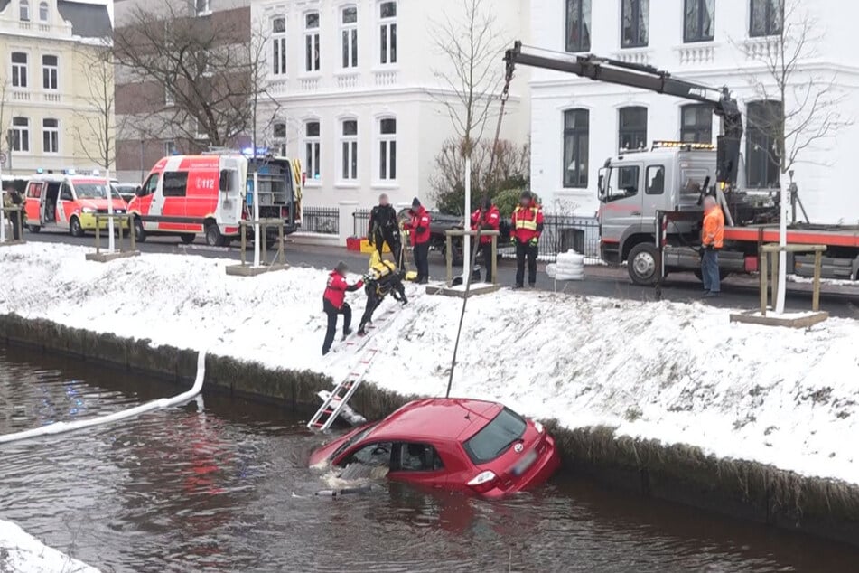 Die Feuerwehr und ein Abschleppdienst holten den Toyota aus dem Fluss.